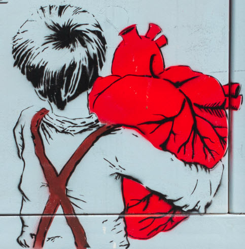 Graffiti: Ein kleiner Junge trägt ein großes, rotes, fleischiges Herz